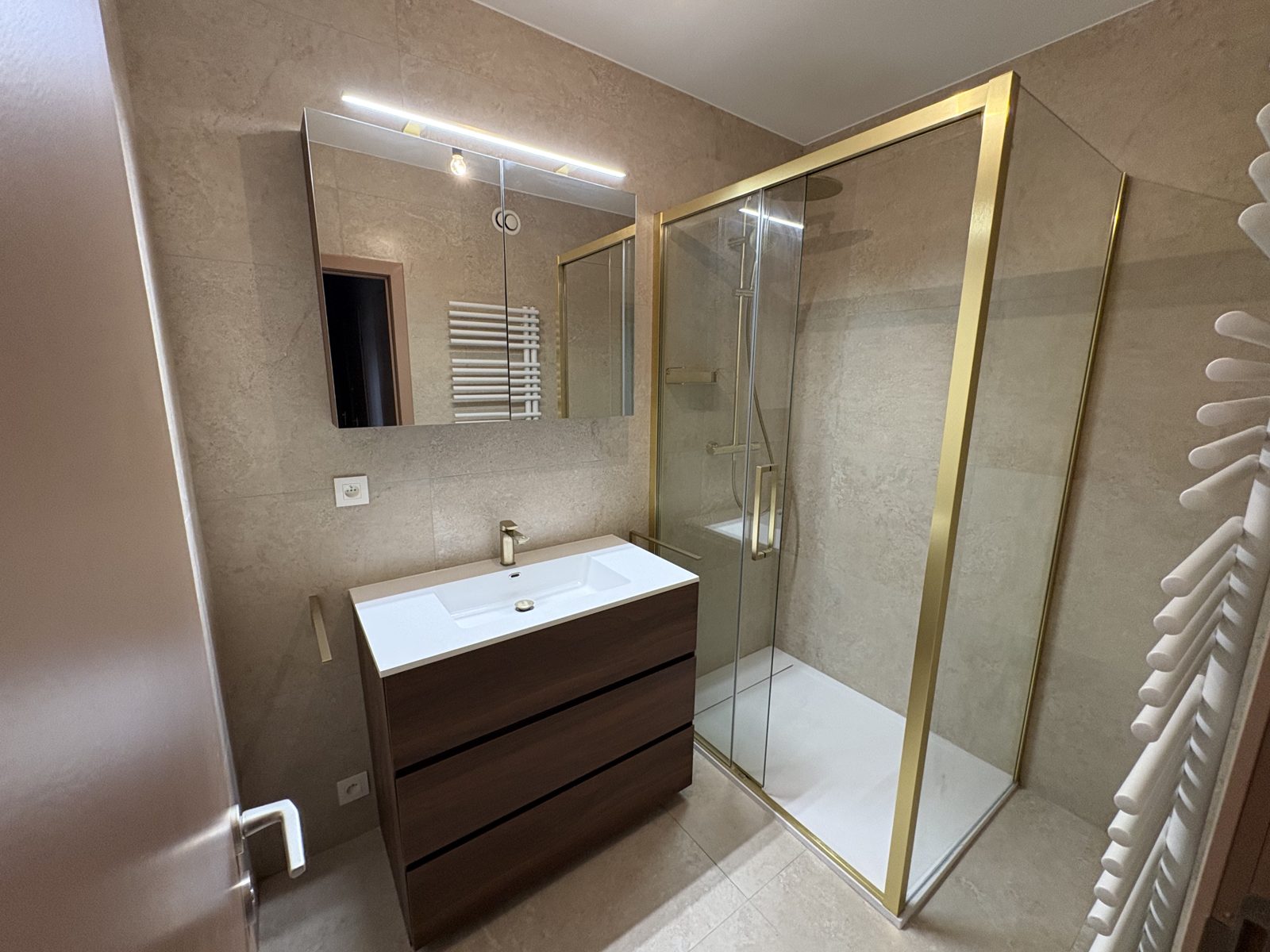 Salle de bain complète, douche à l’italienne