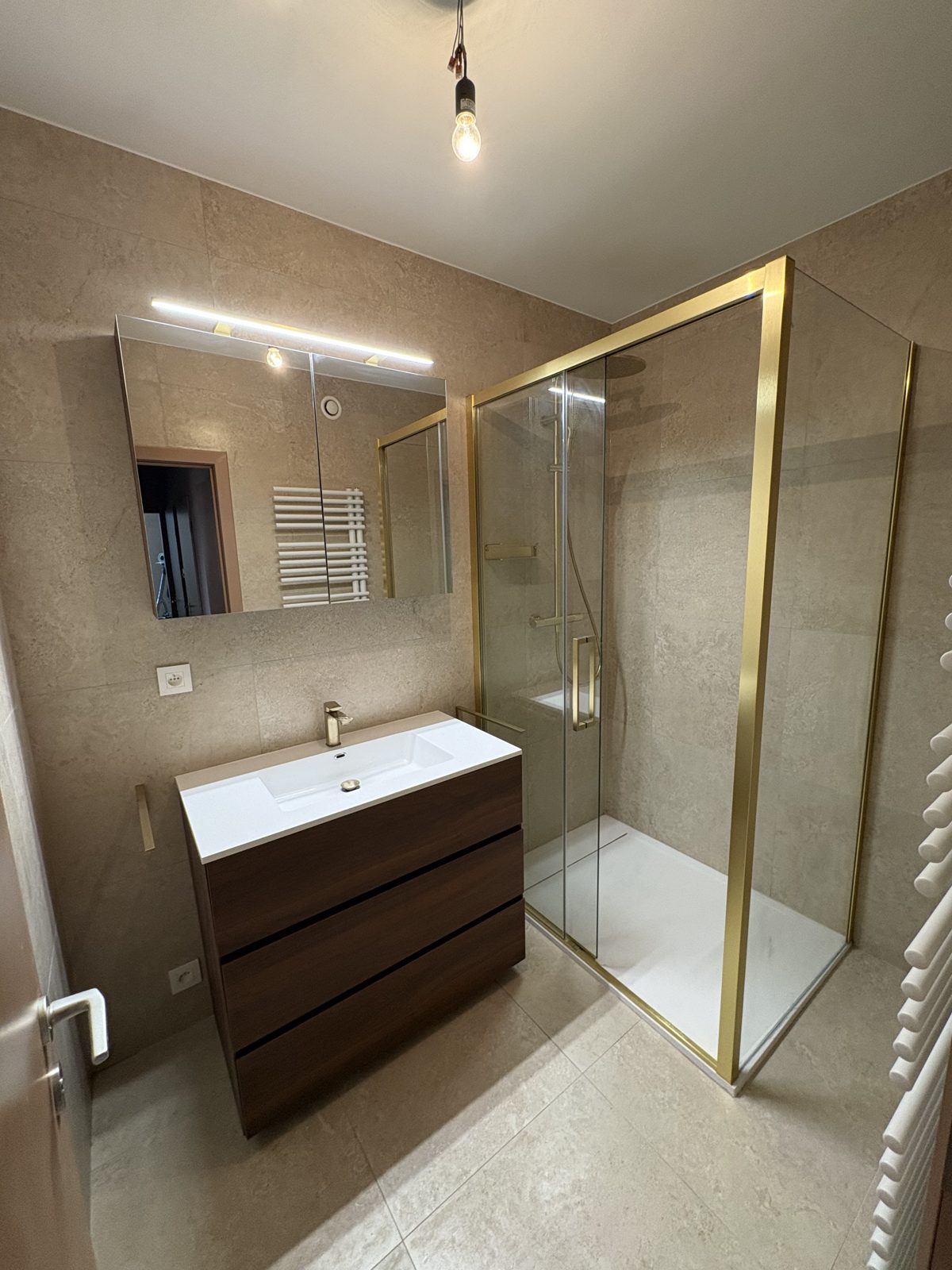 Salle de bain, finitions dorées