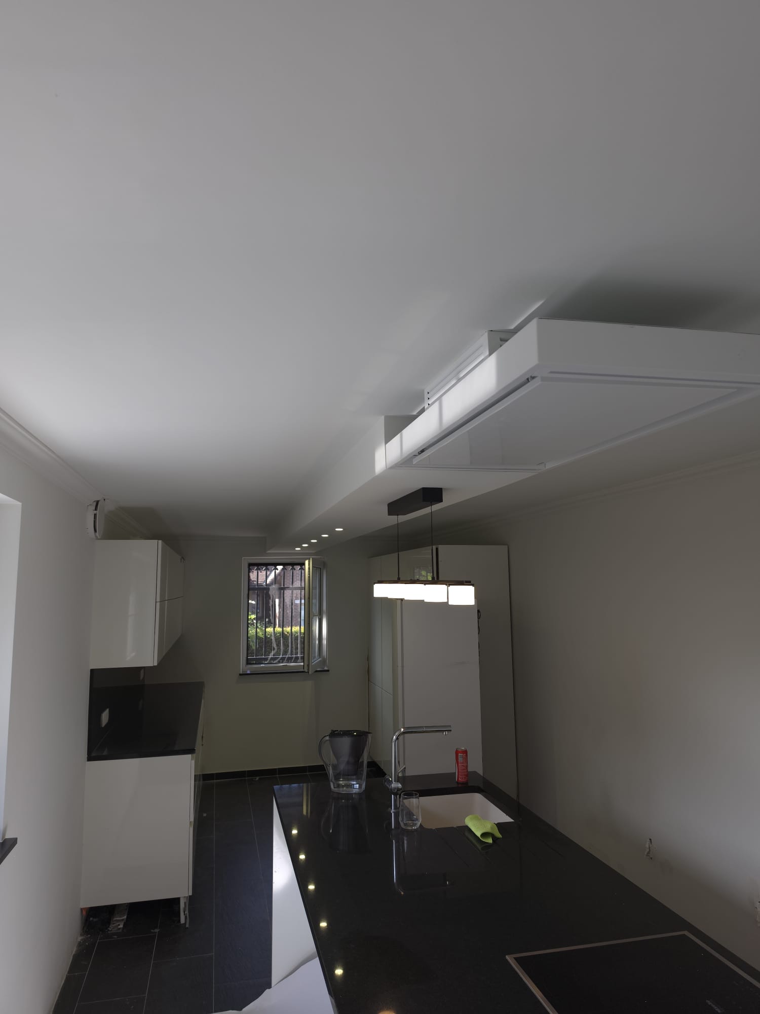 Keuken na de werken — lichtkoof en inbouwspots